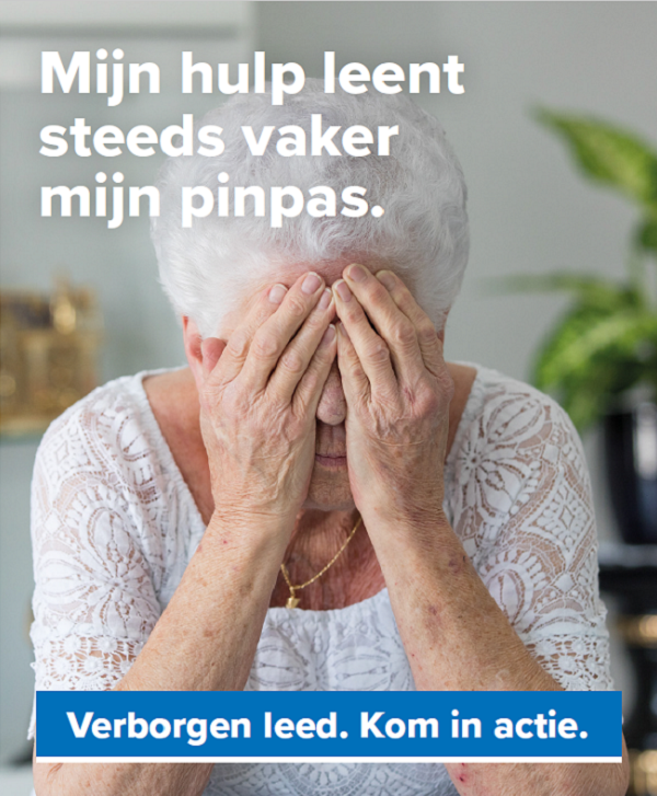 Een mevrouw met grijs haar. Ze zit en heeft haar handen voor haar gezicht.  De volgende tekst staat op de afbeelding: Mijn hulp leent steeds vaker mijn pinpas.