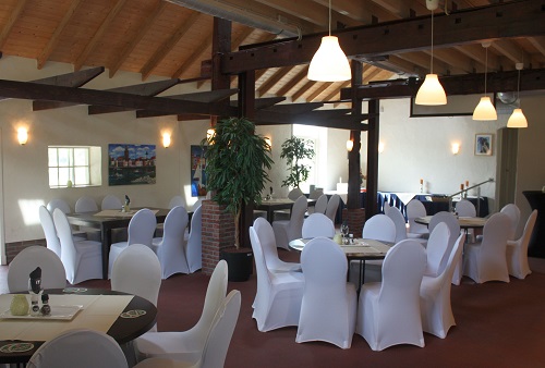 Vrieze's erfgoed - zaal met stoelen en tafels