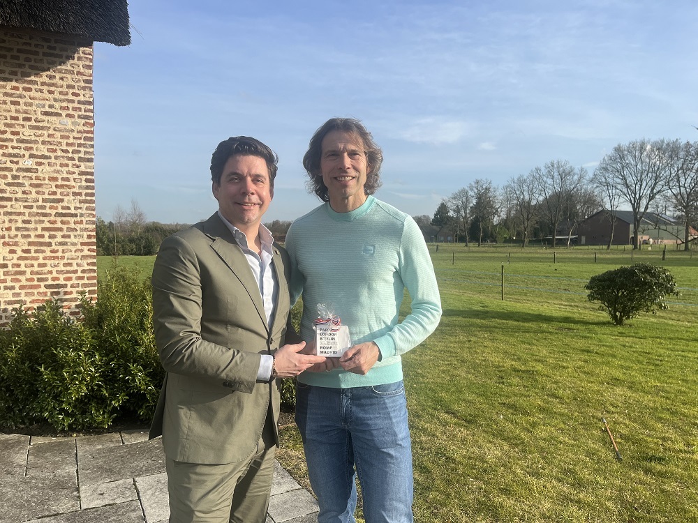 Burgemeester Olaf Prinsen feliciteert Gerard van Velde