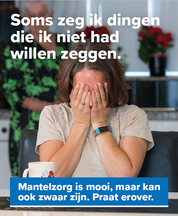 Een mevrouw, de mantelzorger, zit op een stoel en heeft haar handen voor haar gezicht. Op de achtergrond staat degene aan wie ze mantelzorg geeft. De volgende tekst staat op de afbeelding: Soms zeg ik dingen die ik niet had willen zeggen. 