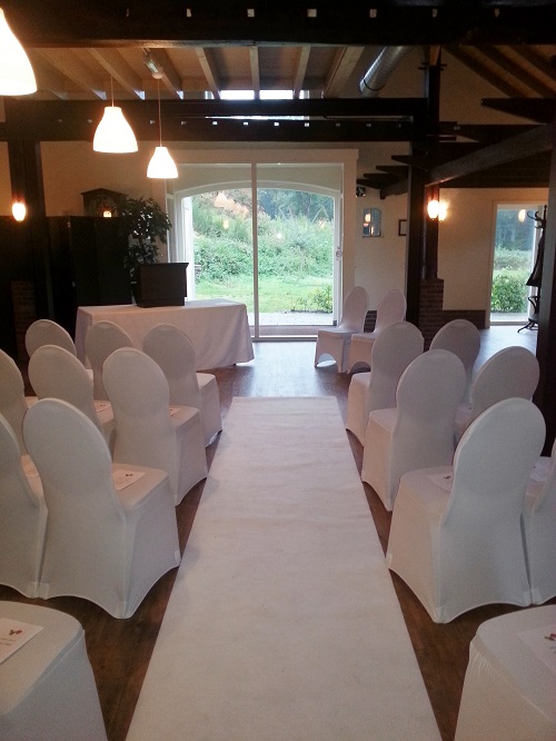 Vrieze's erfgoed, zaal met witte lopen, het altaar en stoelen