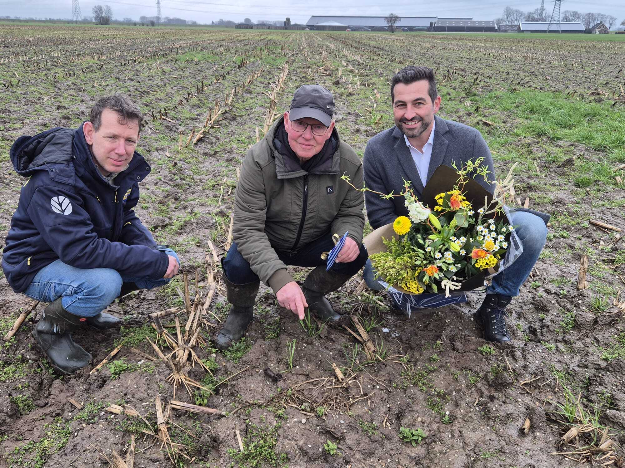 Van links naar rechts: Arend Jan Kraaijenbrink van maatschap Kraaijenbrink, Bertus Draaijer vrijwilliger Stichting Vrienden vh boerenland en wethouder Stephan Nienhuis