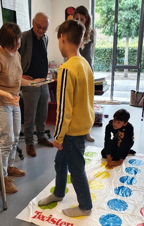 Jan Willem Wiggers met kinderen van de NT2-taalklas in het klaslokaal.