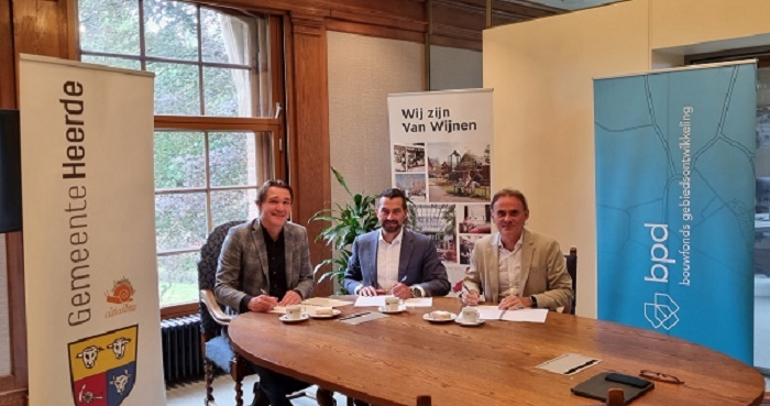 Ondertekening van de intentieovereenkomst in het Raadhuis van Heerde. Van links naar rechts zitten achter de tafel: Maarten Reeze, wethouder Stephan Nienhuis en Henri Schimmel.