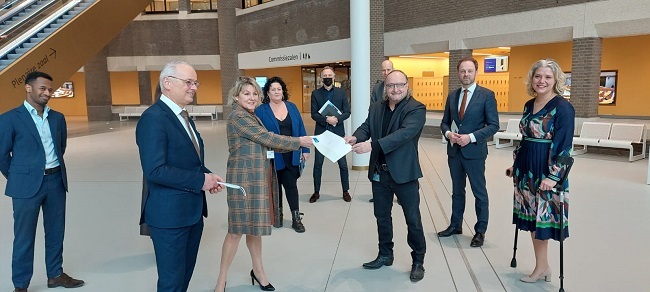 Burgemeesters Tanja Haseloop-Amsing, Marleen Sanderse en Jan Willem Wiggers overhandigen brief aan de vaste commissie IenW.